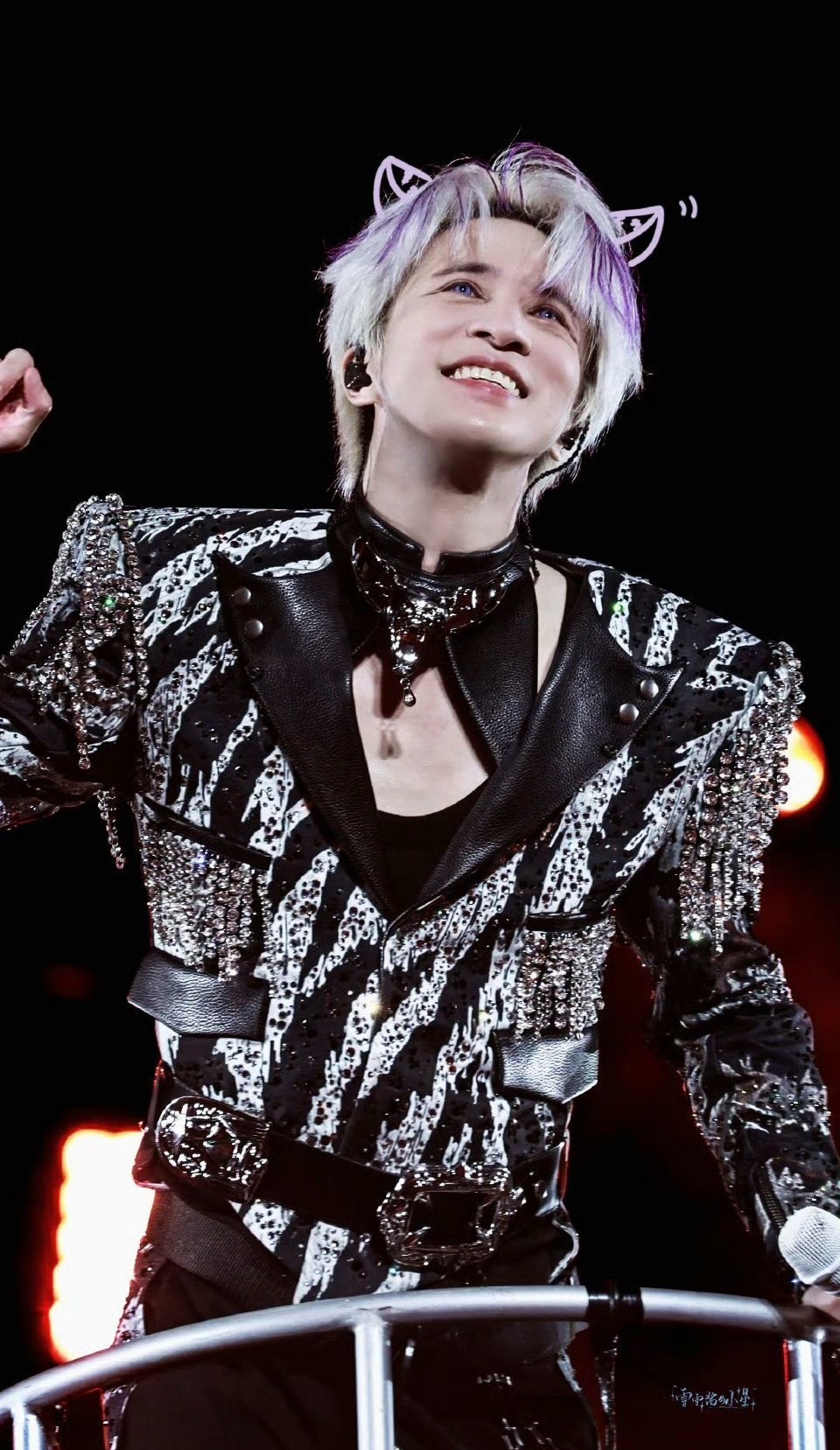 薛之谦黑色深v黑色深V自带氛围感暴击✨利落剪裁勾勒锁骨线条矜贵又撩人，禁欲性感直