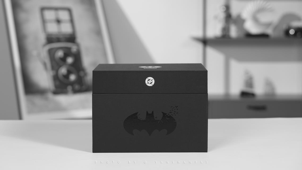 不得不承认，雷鸟，你是会整活的。
最新发布的雷鸟 Air 4 Pro 蝙蝠侠限定