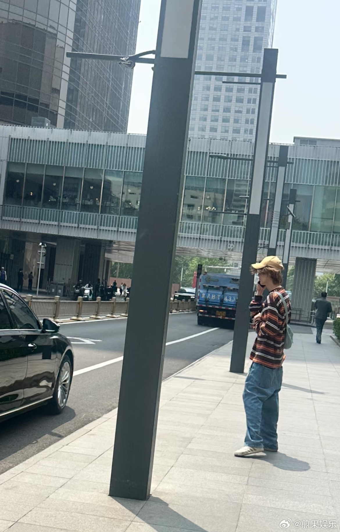 网友国贸偶遇鹿晗[挖鼻]哈哈哈哈哈谁去把鹿晗的肥裤子都扔了…扁扁的屁股咋回事 ​