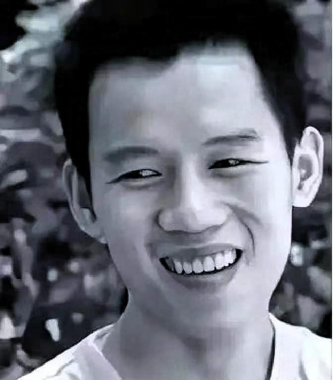 2003年的珠海，一名23岁保安冒死救下正被3名歹徒侵犯的女教师，谁知两年后，他
