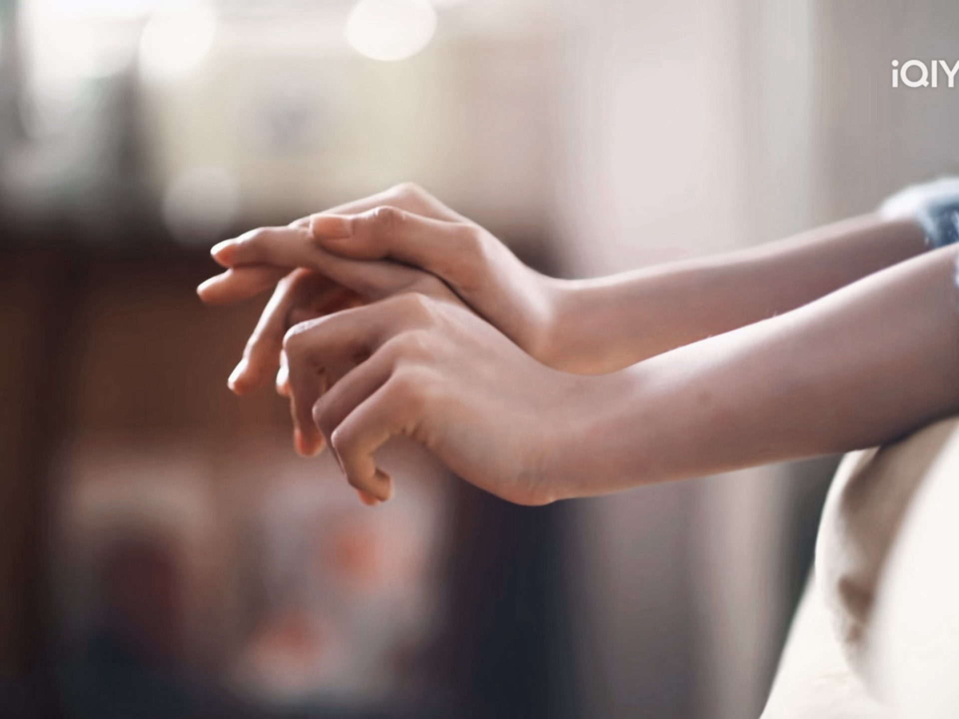 有人懂这个接吻然后手指缠绕的镜头多有氛围感吗。。。。。。电视剧轧戏