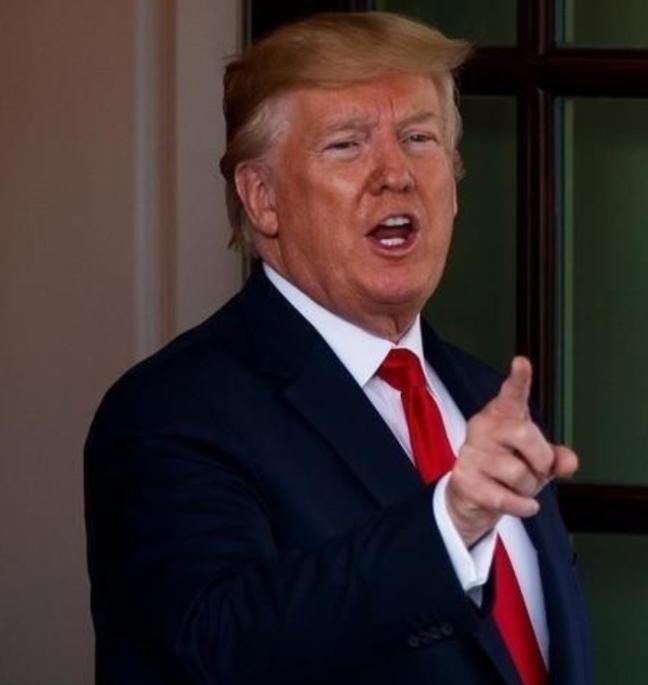 有人当面问特朗普：“世界上还有谁能管得了你？”他没有躲闪，直接接过了话。他说，联