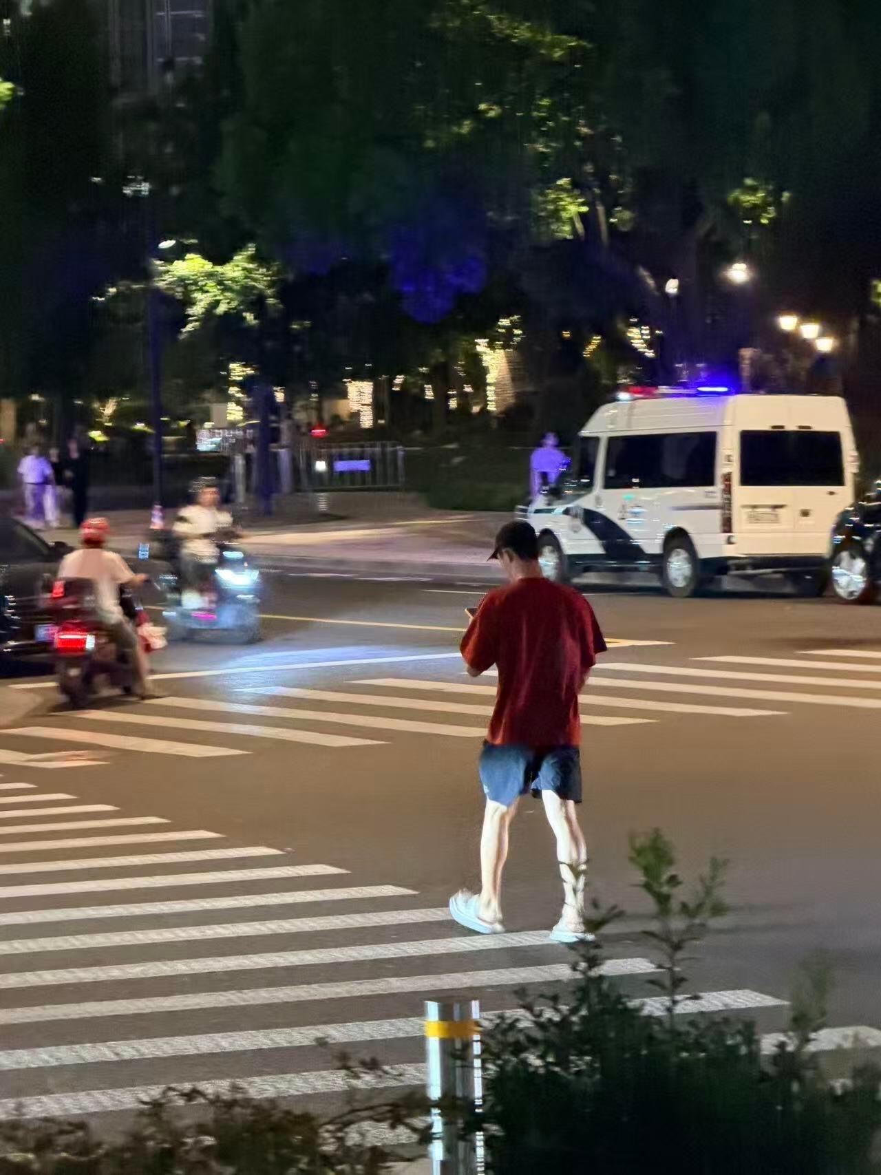 黄景瑜︱今日份路人偶遇系列20260828晚上7点15分在新天地附近溜达被路人拍