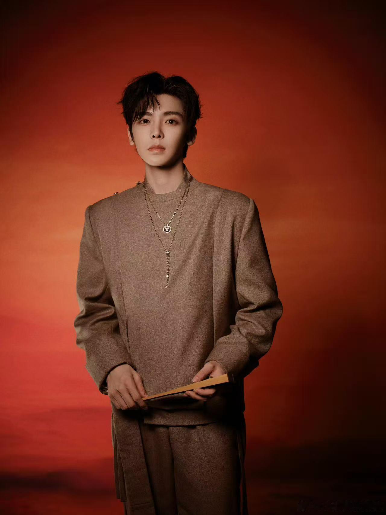 侯明昊新中式 侯明昊的造型每一次都带来惊艳感，他用新中式的穿搭让我们看到了一个古