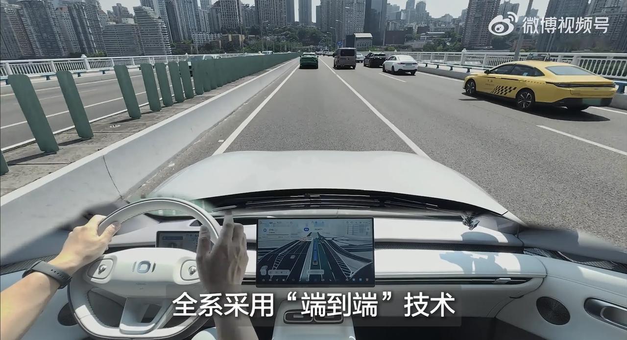 传统智能驾驶系统普遍采用"感知—预测—决策—控制"的分模块流水线架构，信息在模块