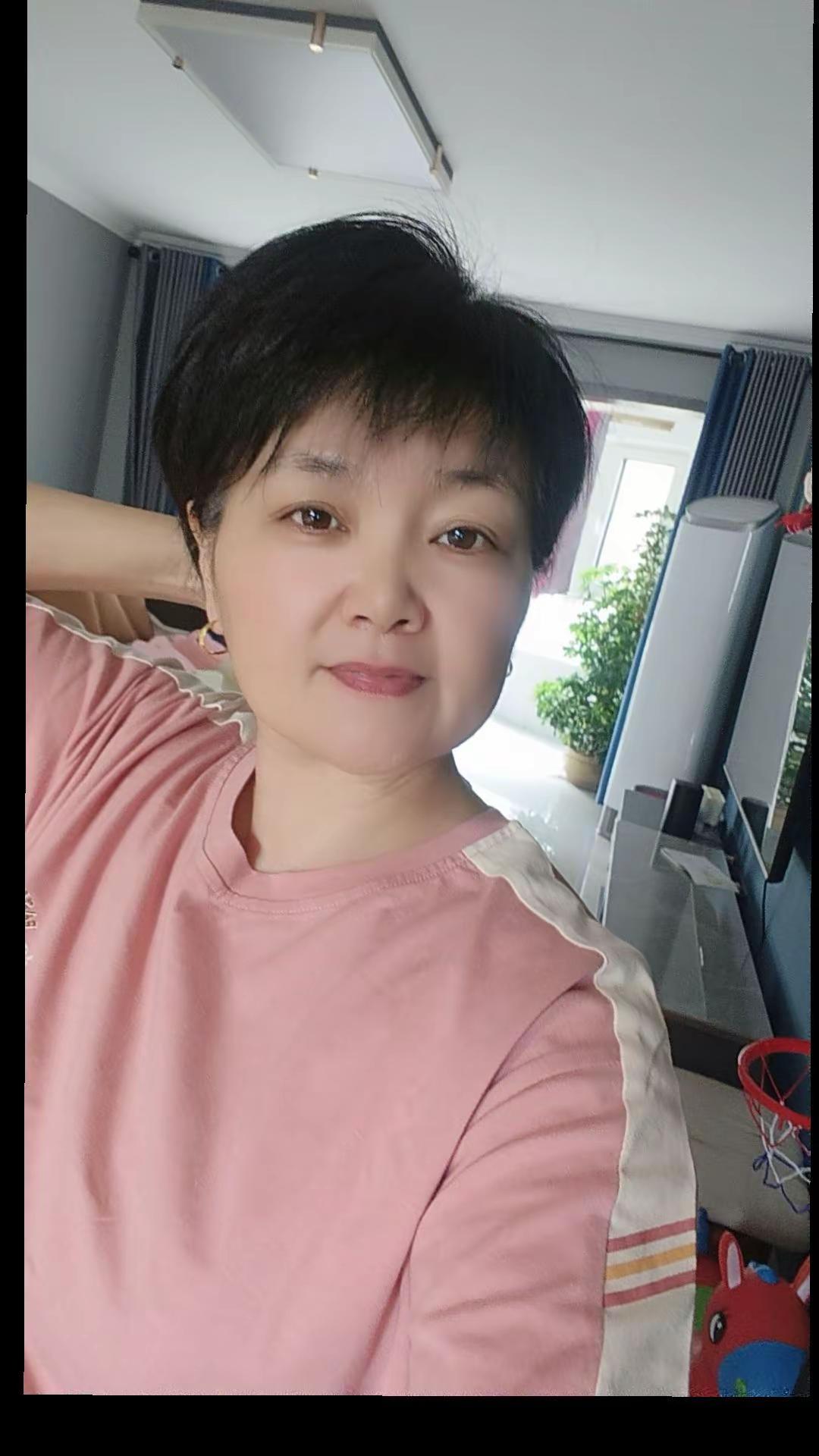 三八妇女节，愿我们的生活充满阳光，色彩斑斓，魅力四射，青春永驻！