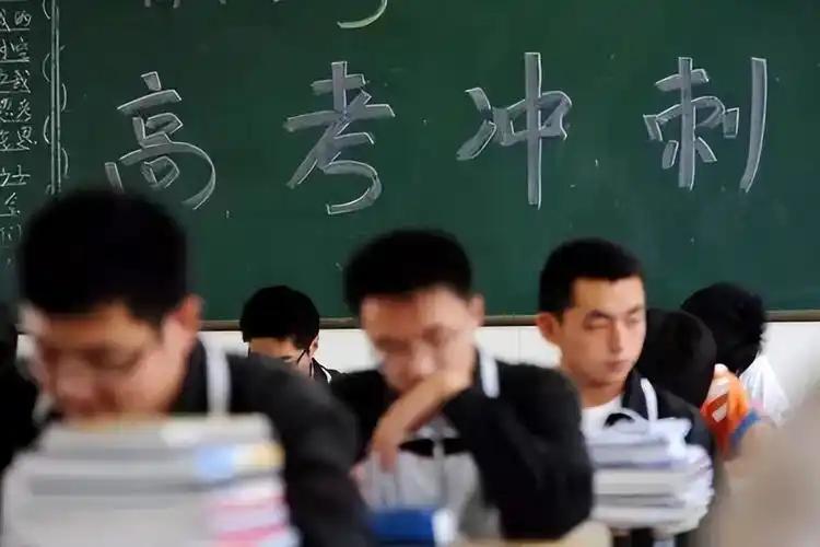 每年高考成绩公布，“屏蔽生”都会准时冲上热搜。不少网友看到考生查分不显示具体分数