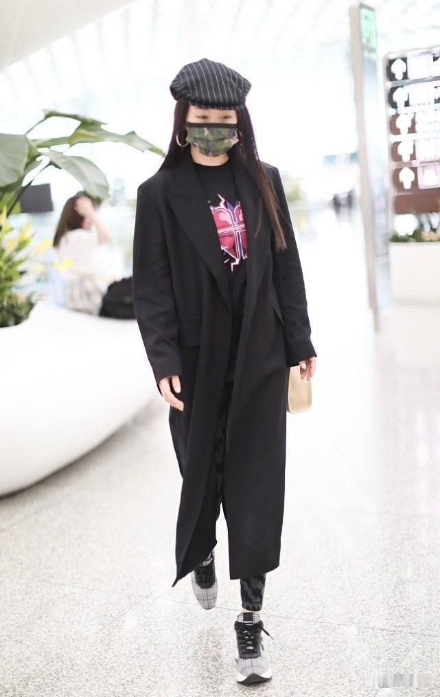 杨钰莹真是“逆生长”！穿黑色风衣配小脚裤，身材依旧很好！ 
