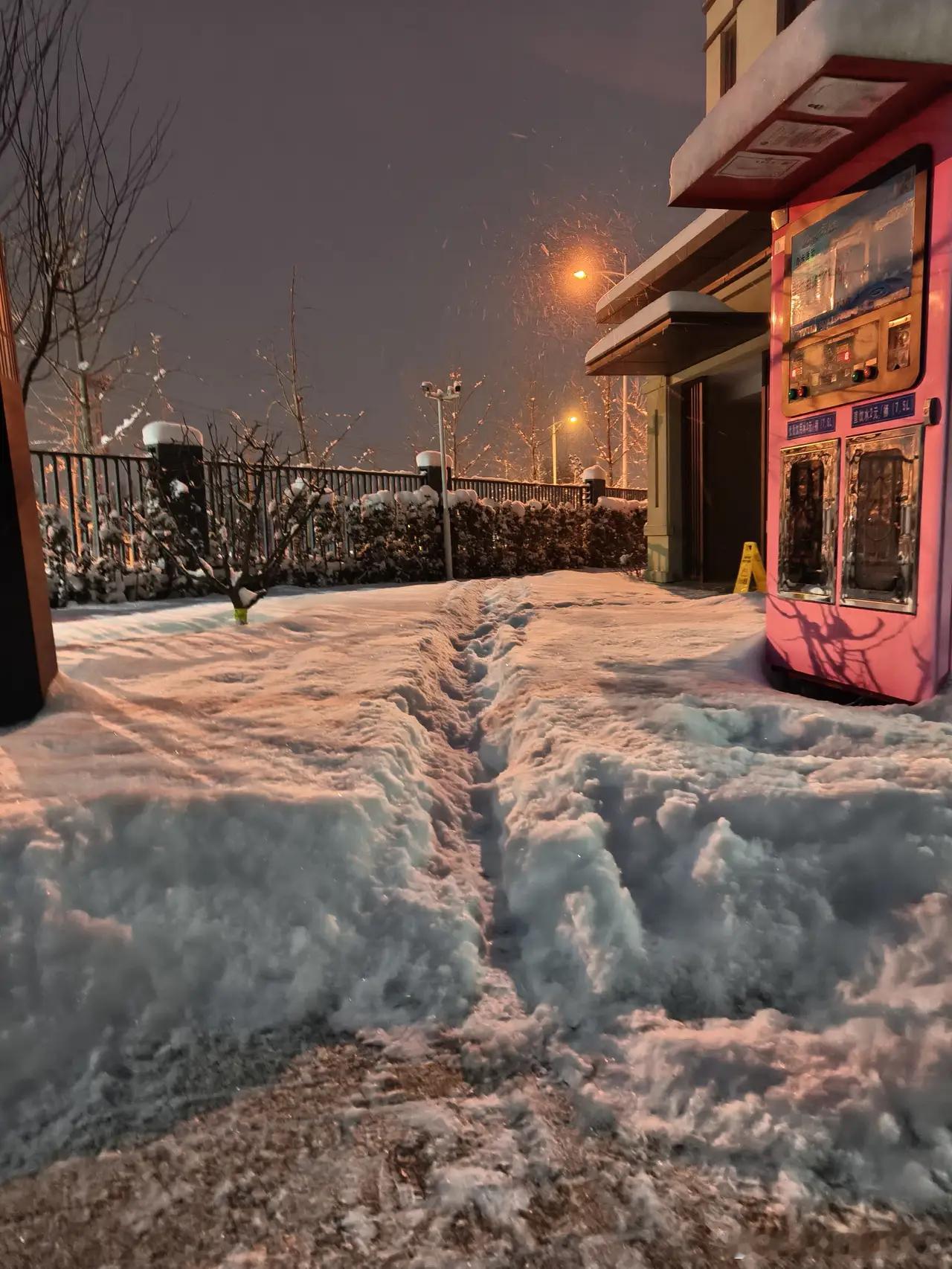 今天北京的雪下得真大从昨天上午开始下，下午停了一会，晚上又一直下，现在还没停。积