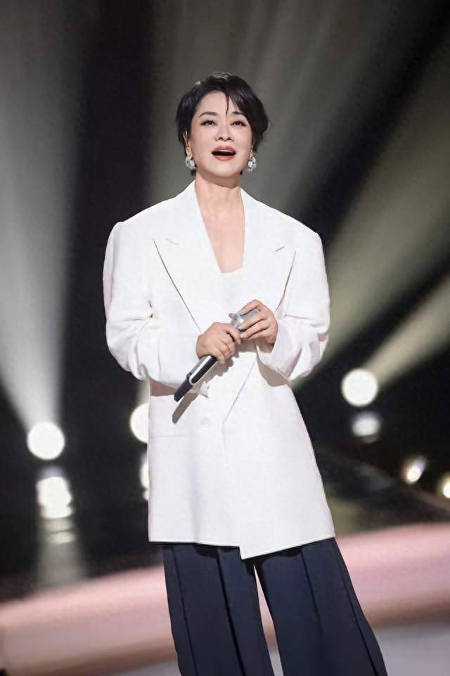 63岁毛阿敏定居西雅图，儿女竟才20出头？
