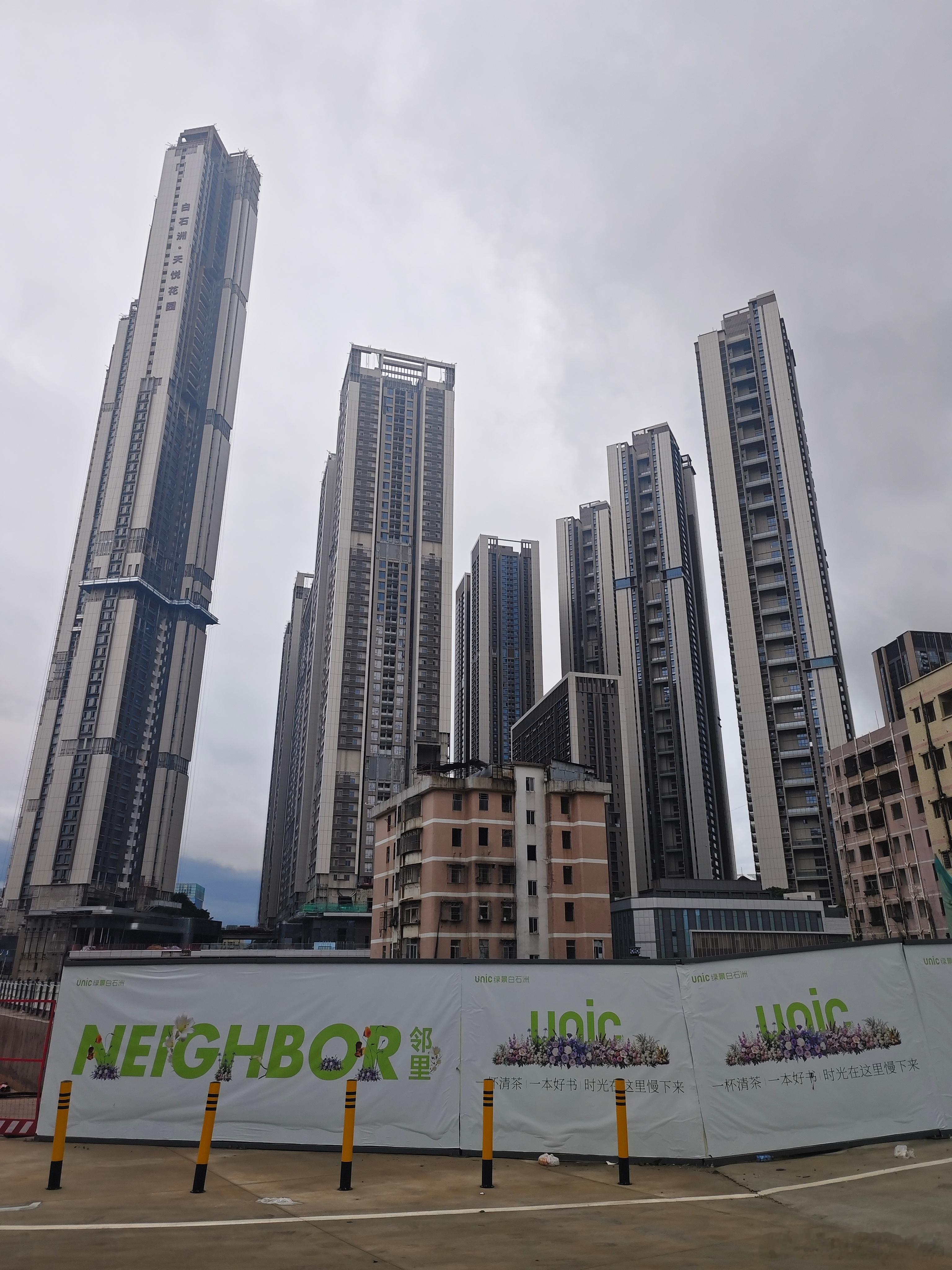 70多层的住宅，这高度和这密度都很魔幻。。。 深圳·白石洲