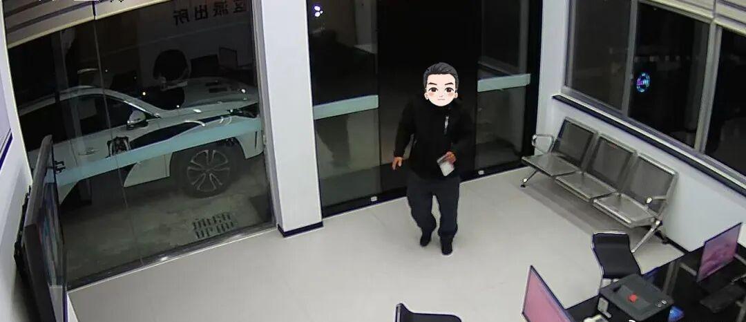 【点赞台州外卖员深夜送来的特殊外卖见证爱心接力 】近日，台州椒江，外卖员朱建成在