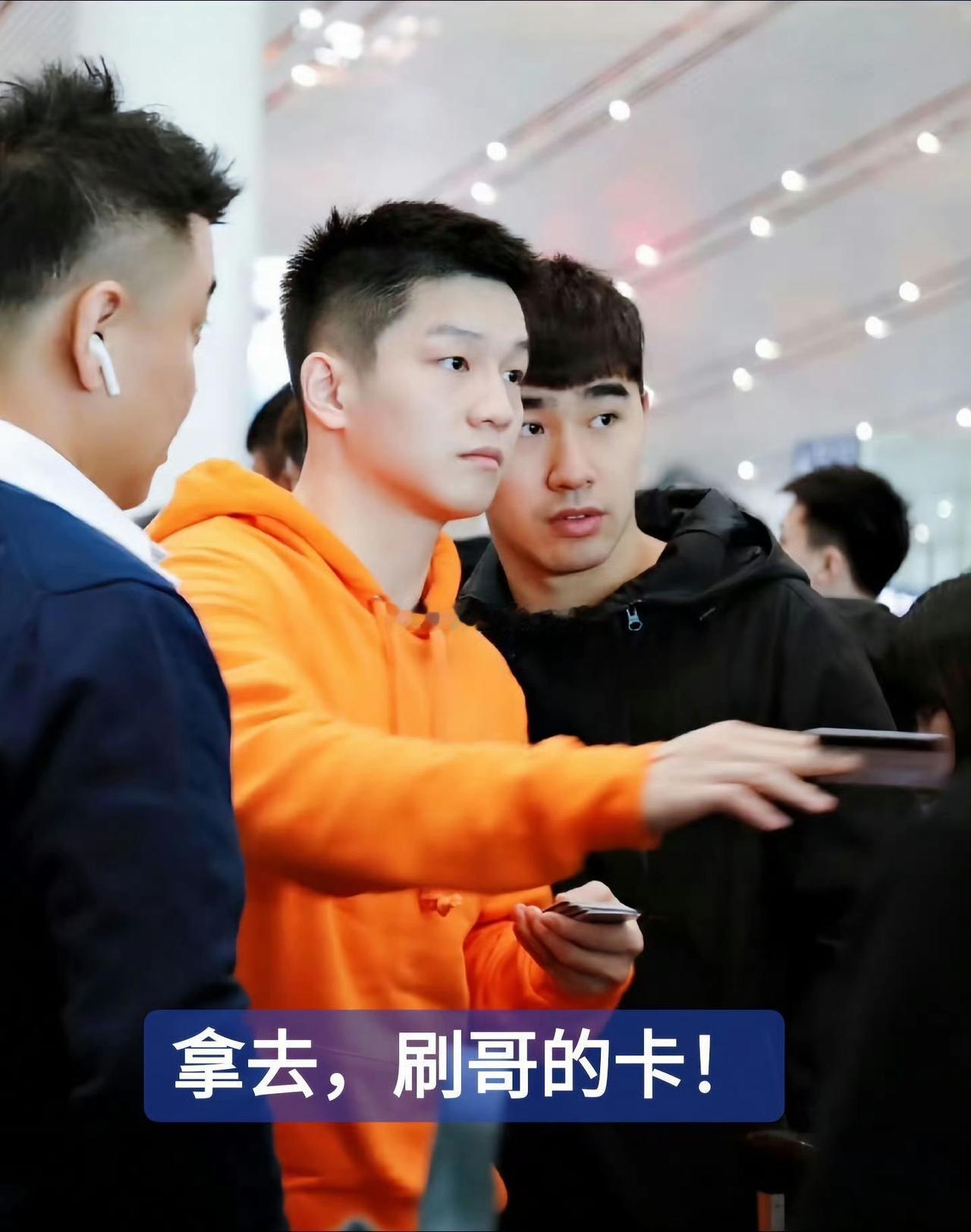 东哥这姿势好帅[偷笑]
