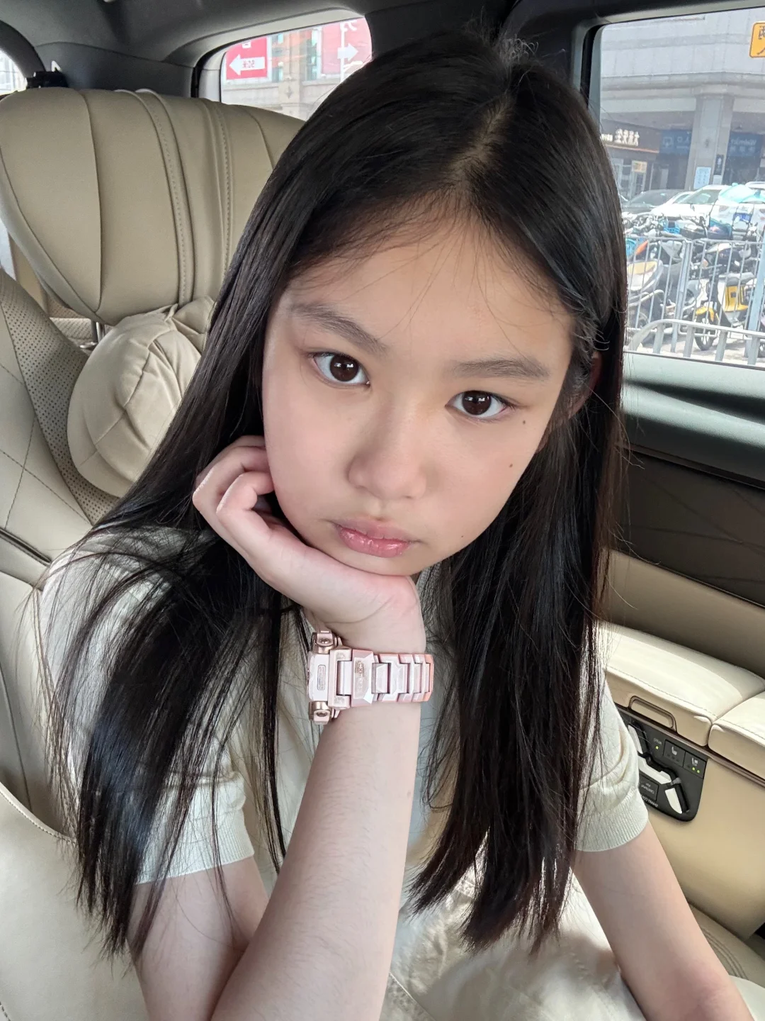 好喜欢她的两颗泪痣啊