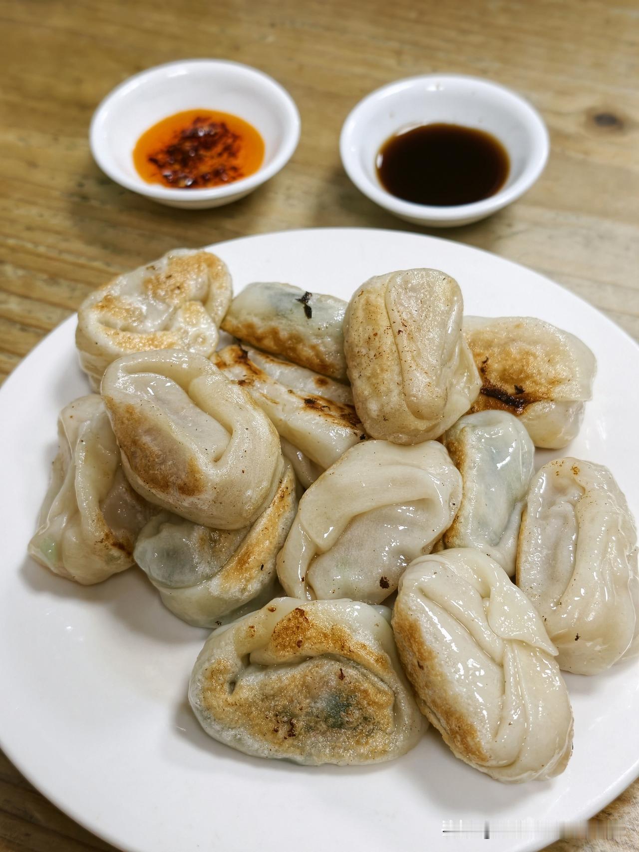藏在厦门后埔城中村里的云霄煎饺店，环境一般般，但味道真的好好吃，之前都没有吃过这