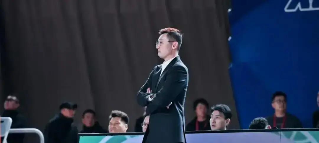 19岁混血新人把外援按板凳！
 
刘炜昨晚把冯傲直接塞进首发，全队防守效率从第1