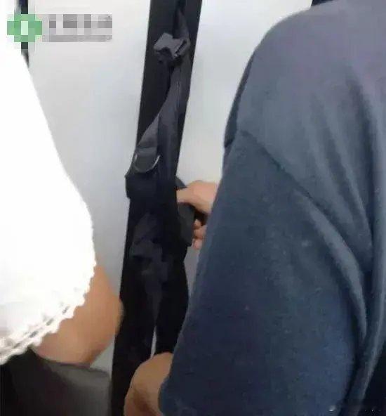 囧！男子坐地铁衣服被夹40多分钟，挣扎无果，全程“社死”之旅！！！近日，在地铁的