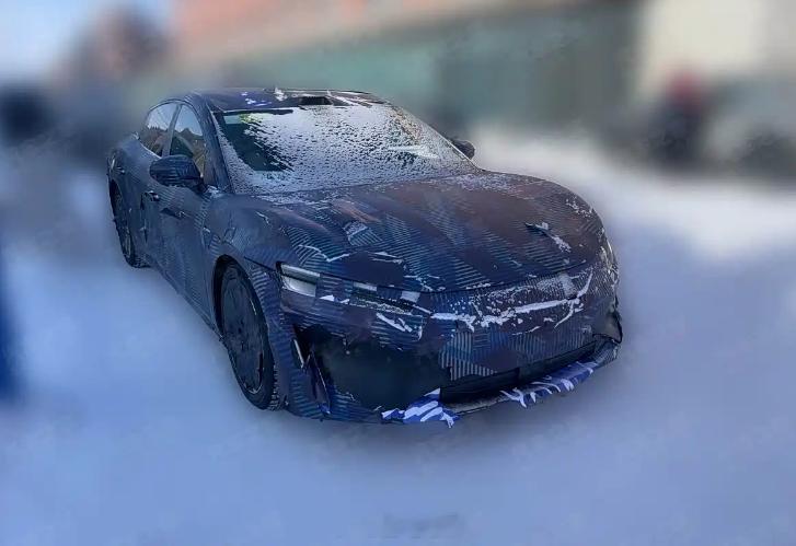 比亚迪“大汉”最新谍照曝光！从谍照来看，整个车身造型都已经呼之欲出了。车顶搭载激