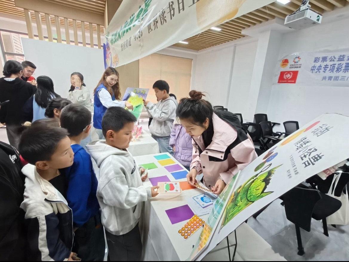 台州萌娃用趣味阅读点亮书香童年三门海润街道开展全民阅读主题活动，绘本讲解搭配趣味