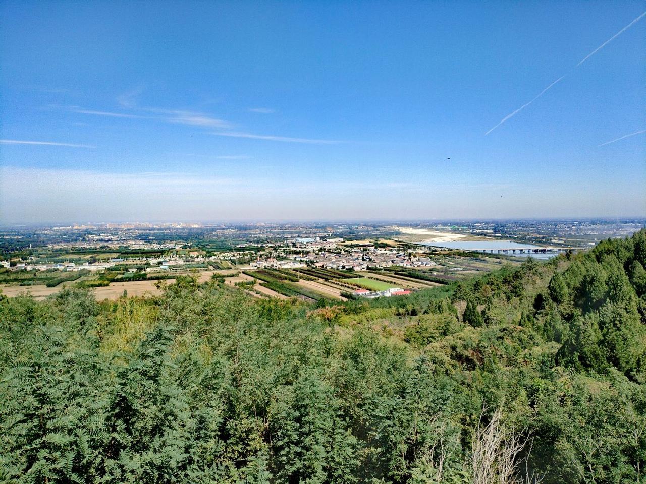 马召镇位于陕西省西安市周至县南部，距县城（二曲街道）12公里。因东汉学者、经学大