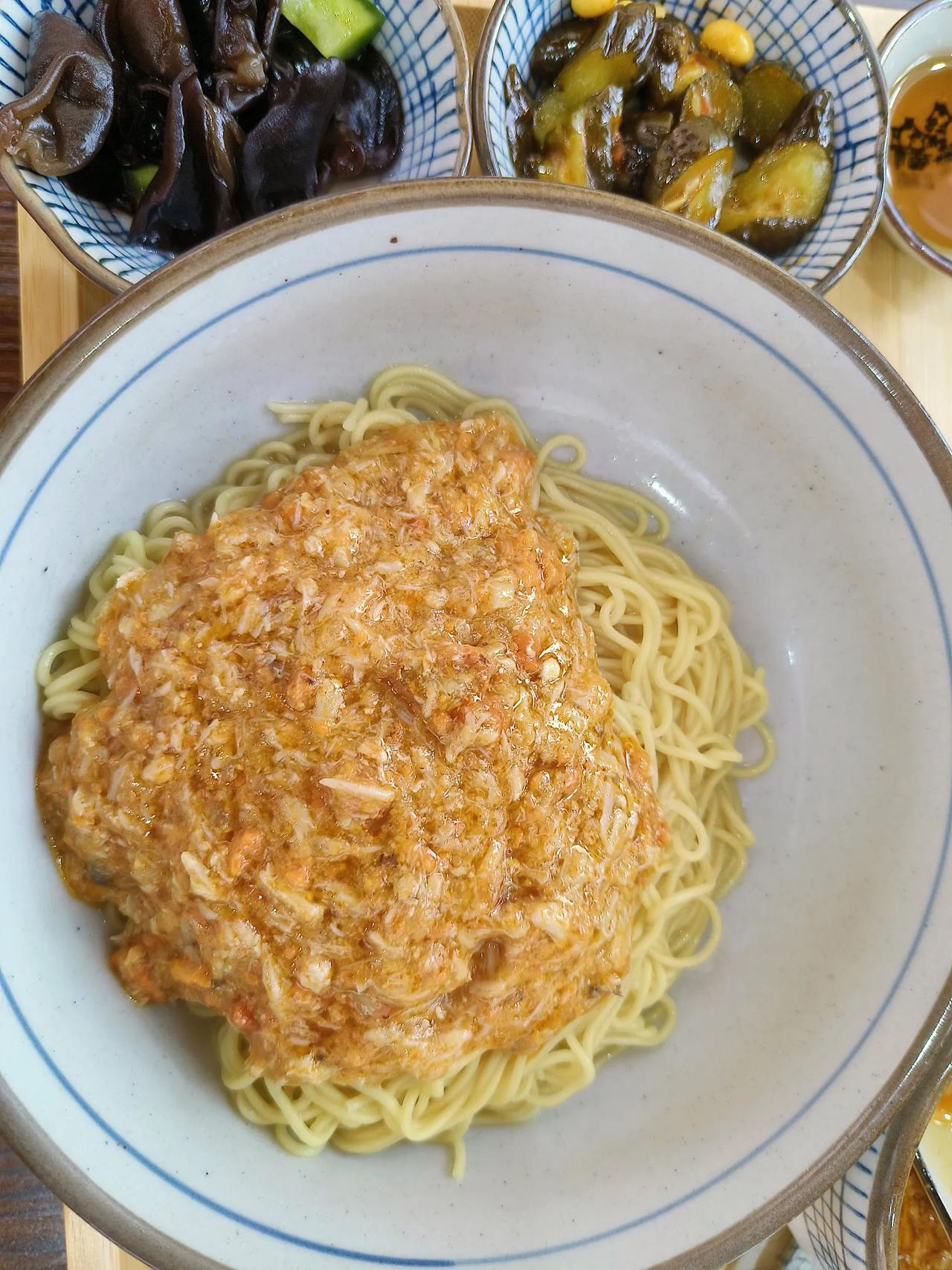 广州的物价真不低啊，第一顿一碗蟹黄面98元，蟹黄包39元，共137元，一线城市的