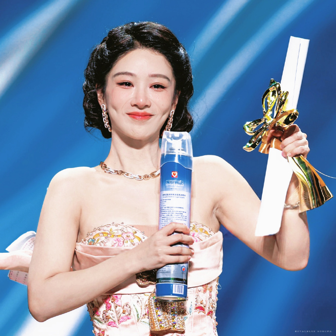 杨紫 你幸福的话我会比你先流泪 一路看着你扛过无数低谷，见过你为角色偷偷红的眼眶