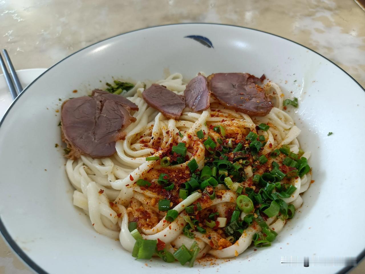 中午在郑州东区这边找吃的，看了这家评价不错，简简单单几种面，要了个油泼面，18一