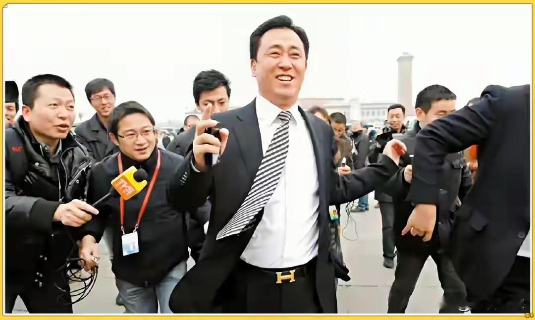 大家发现没有？

许家印连眉毛都白了。

68岁白头不稀奇，但68岁连眉毛都白了