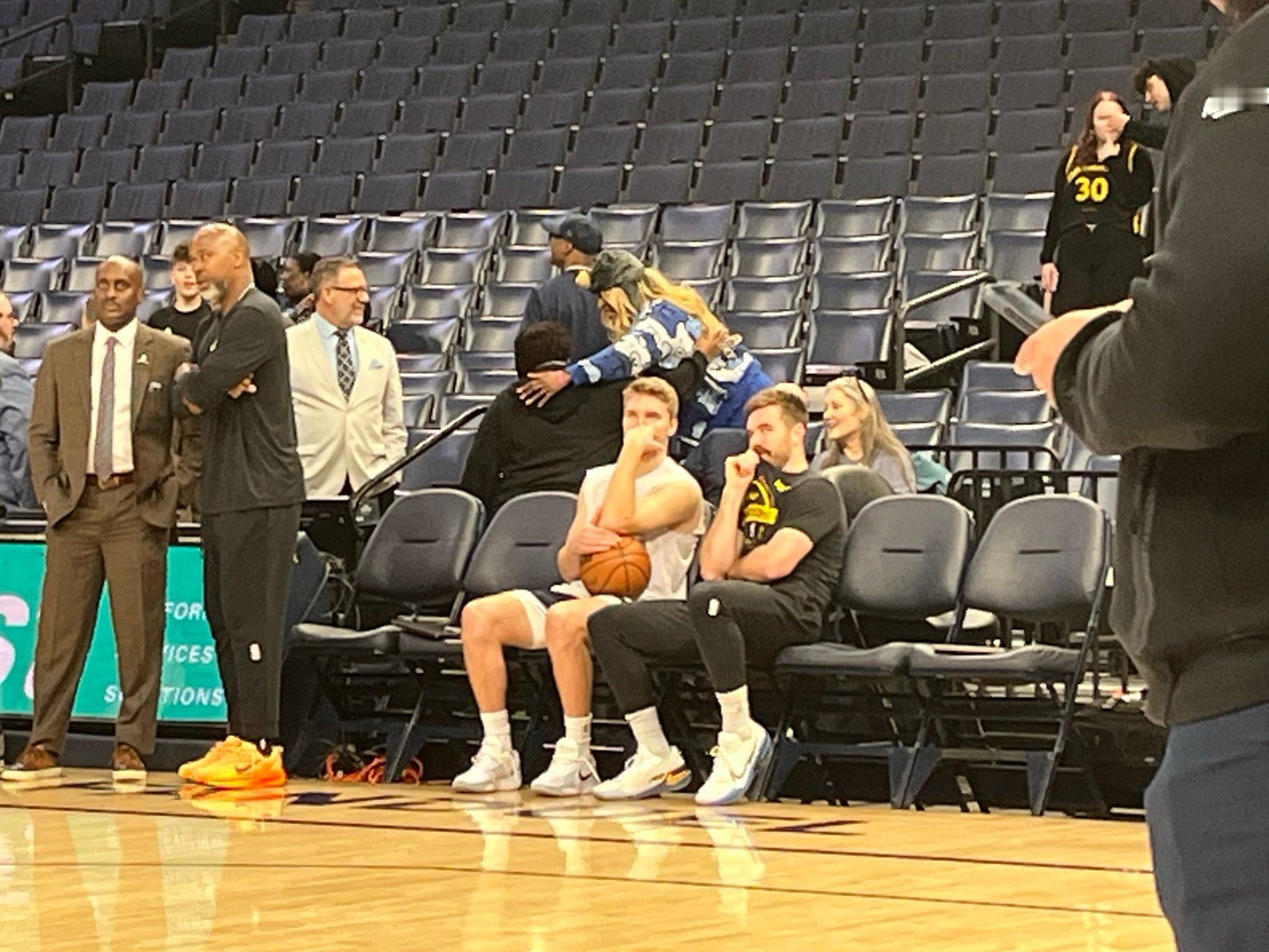 帕特·斯潘塞和卡姆·斯潘塞兄弟俩在勇士对灰熊的比赛开始前碰面叙旧。预计两人今天都