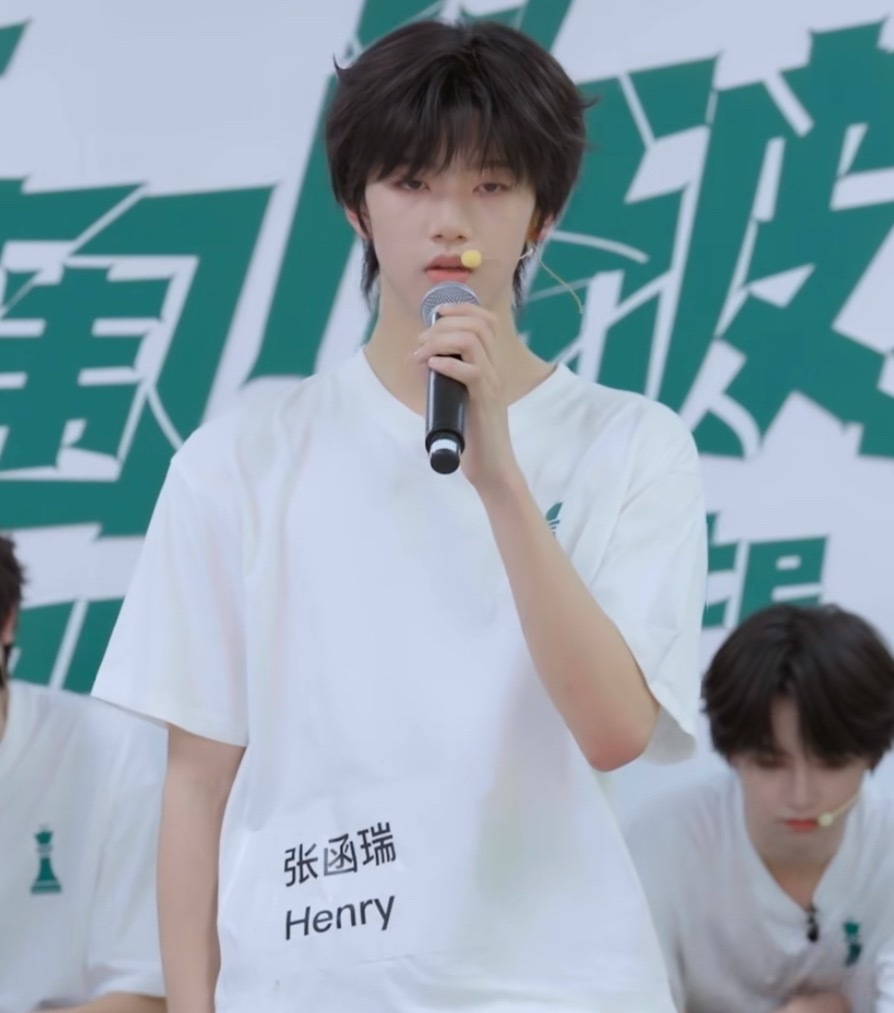 左手拿麦真的学进去了小宝宝呀 