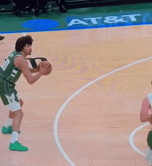 📸 先看这两张图，懂球的都得皱眉头——
 
第一张，湖人东契奇持球，从接球到抬