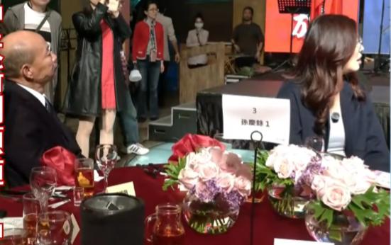 韩国瑜和郑丽文中间的距离，差的不止一个人。

今天岛内的媒体都在报道“中华眷村文