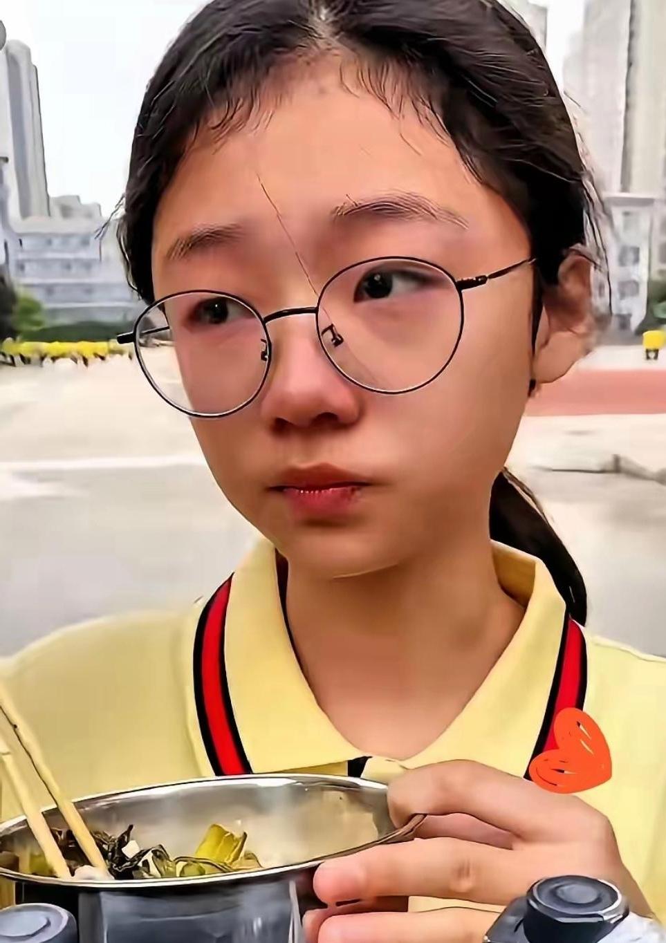 看得人心头一酸
 
江苏盐城一名13岁女孩，身高一米七三，独自坐在教室最后一排吃