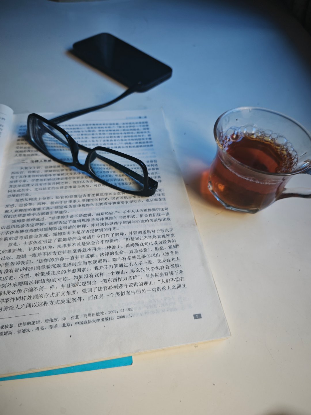 这几天为了纠正错误的逻辑，帮他补正法理基础知识，重温了课本。今天早上，在法院开庭