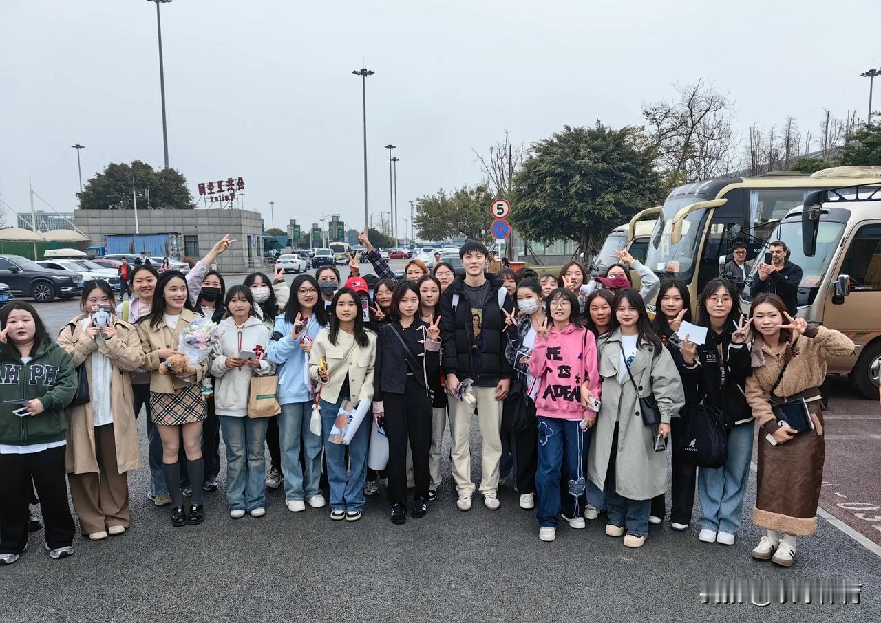 广东男篮主教练杜锋在社交媒体上晒出胡明轩与球迷的合影，并写道：“到四川了！”合影