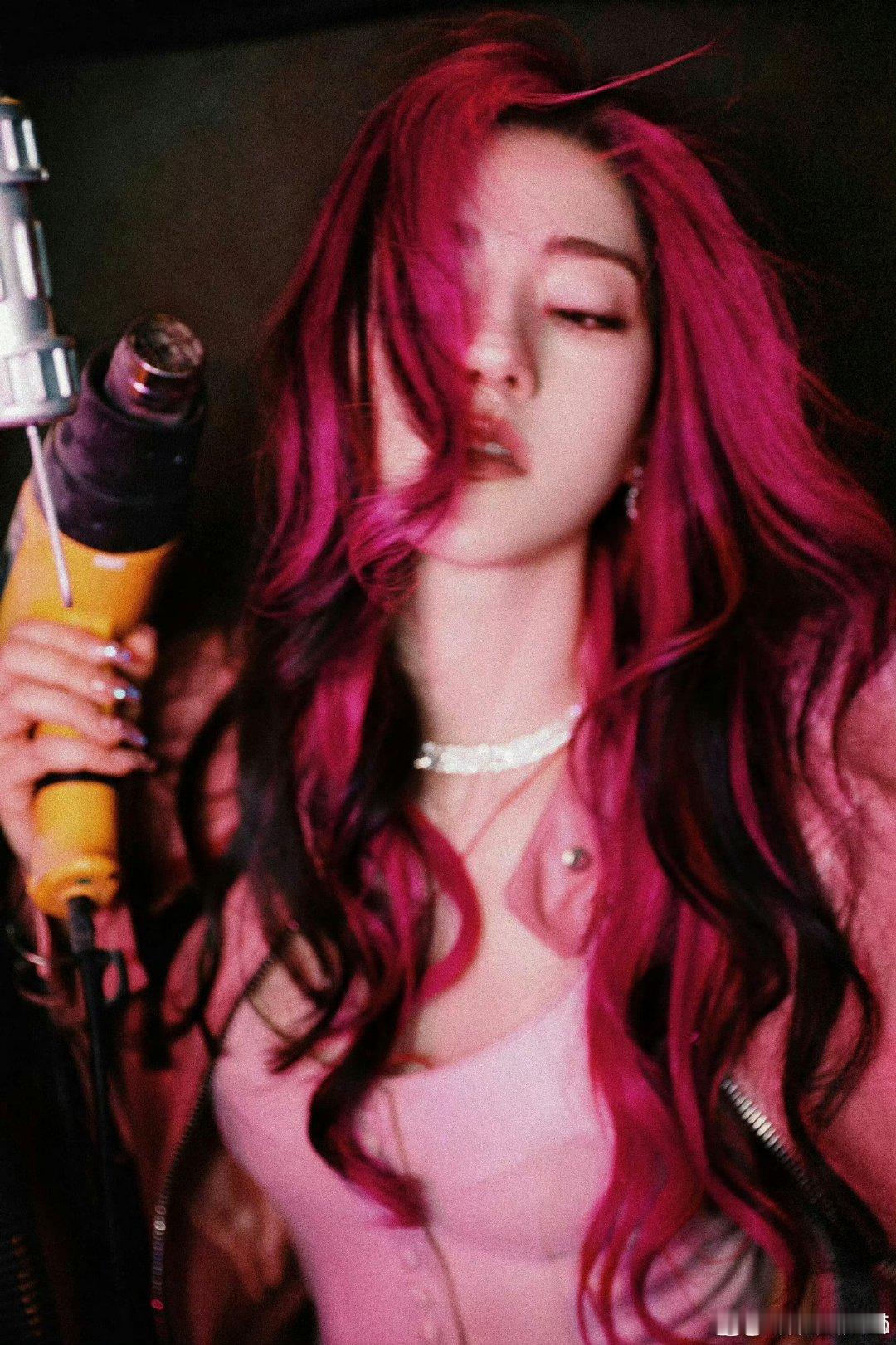 #娜然 饭撒的神#娜然的饭撒太会撩了！这飞吻让我瞬间沦陷，姐姐真是个迷人的小妖精