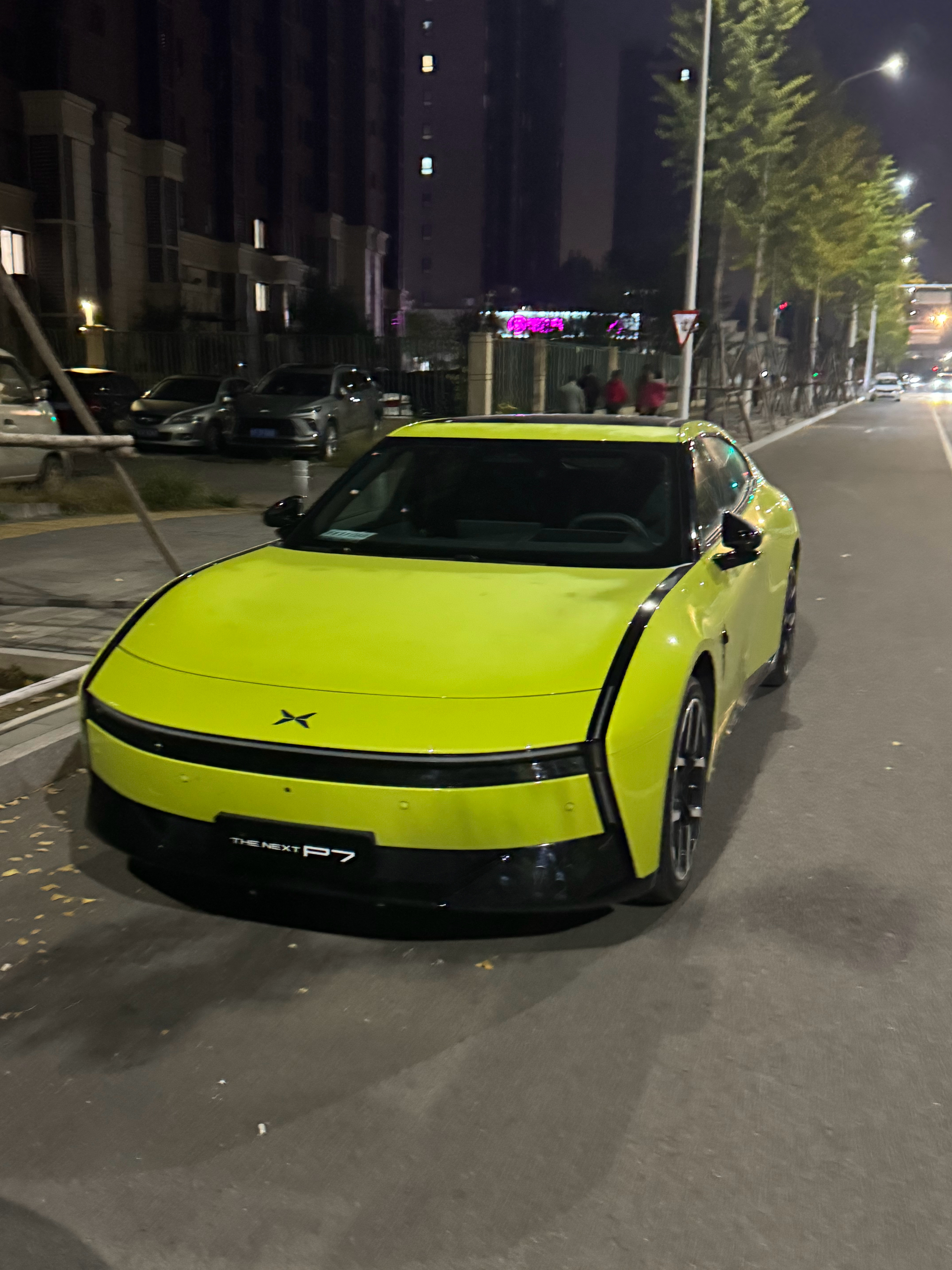 再看小鹏P7 现在觉得外心设计，颜值如何？ 第一次看到野生的，还没挂正式牌照。李