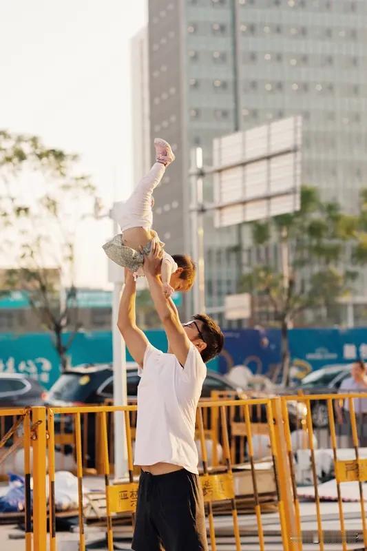今天同事们大声评价我：认为我不吸烟、不喝酒、不打牌、更别说嫖娼，是个好男人。我不