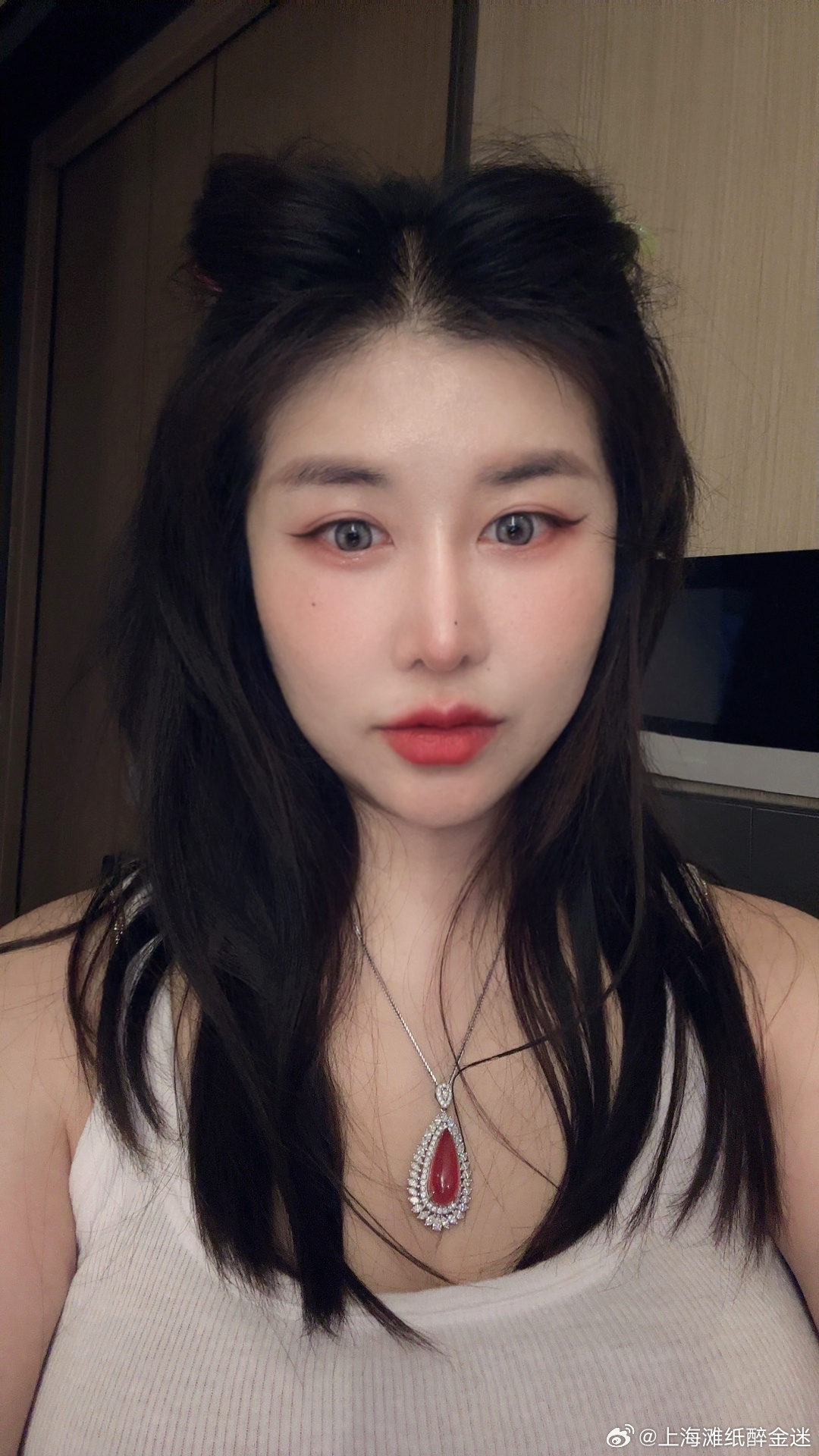 刚躺上床，偷看一下微博[酷][酷] ​​​