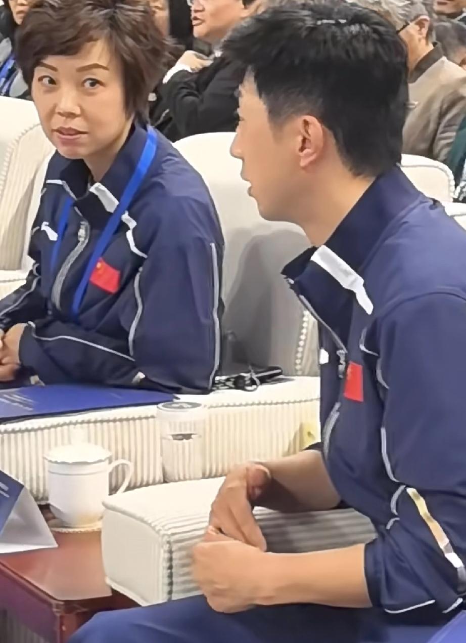 张怡宁与马龙再次同框，气质上有一定的差距，马龙一看就是现役运动员，而张怡宁则曾经