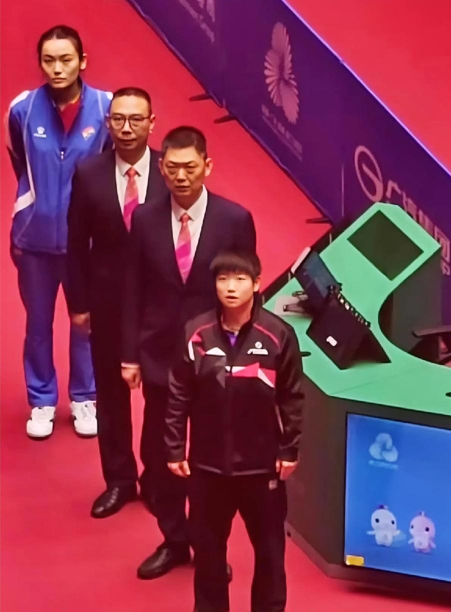 庄严肃穆的时刻，
莎莎全程认真唱完国歌，
这气场怎么能让人不爱呢？

全运会女单