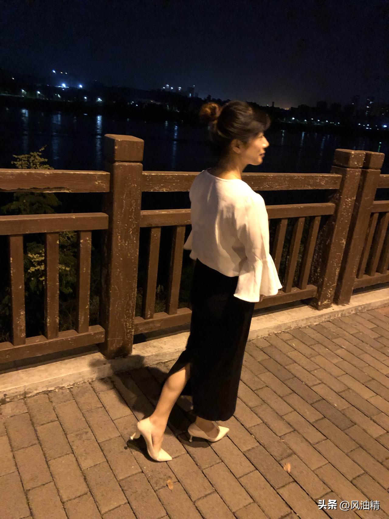 一步裙的魅力，那可真是无法阻挡！就说图片中的一步裙，长度80公分后开衩，面料手感