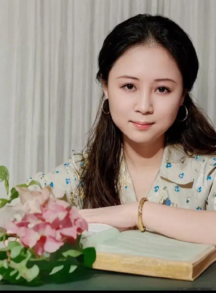 琼瑶阿姨年轻时书香气十足恋爱观超前，不在乎“世俗”，即使面对离去也能淡定从容… 