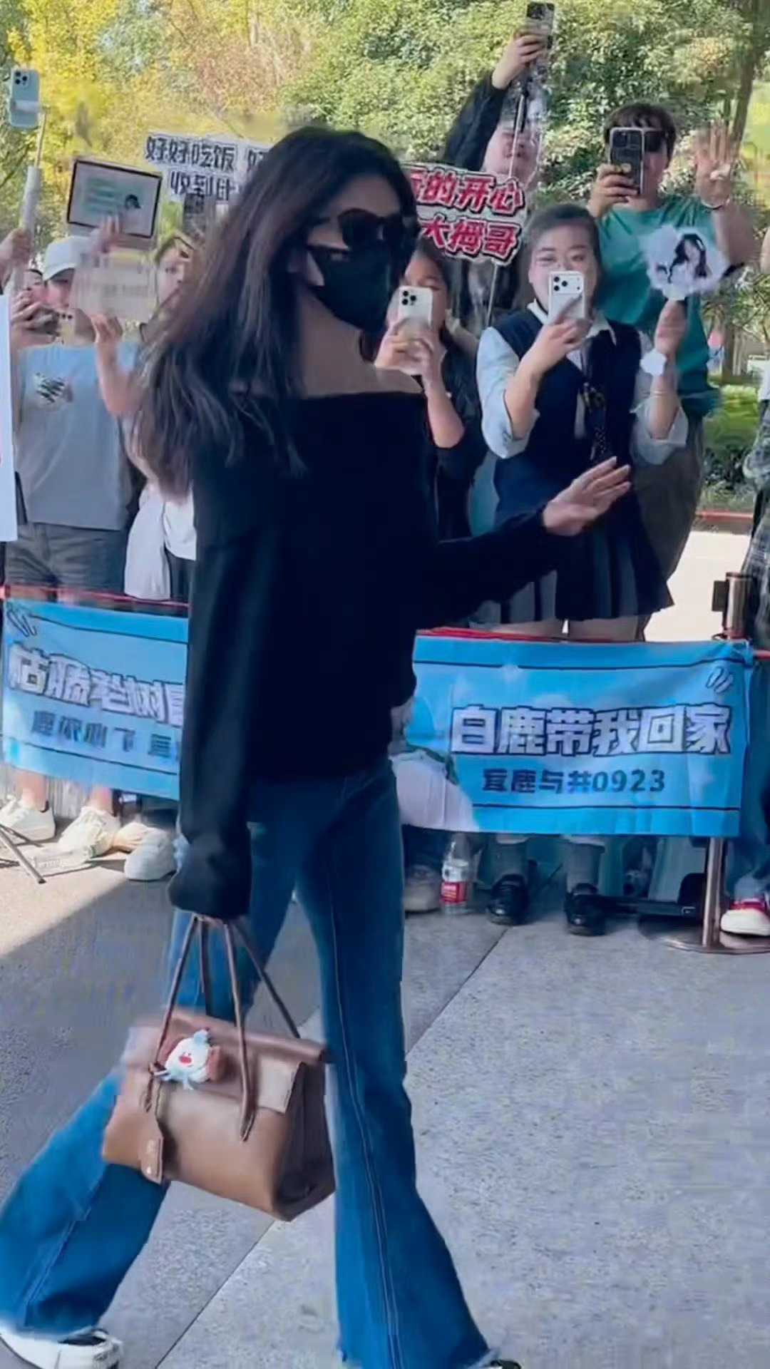 白鹿休假模式上线！机场随手搭配Miu，松弛感满满。 ​​​