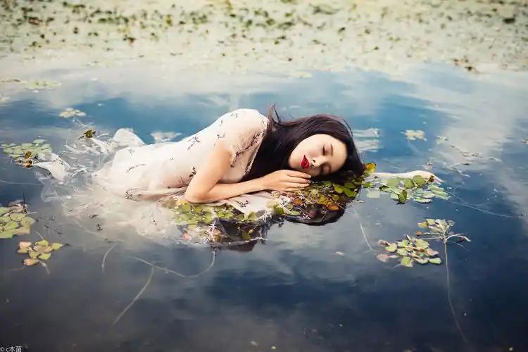 水草人像：在幽暗光影中寻找人物情绪，让画面拥有更深层的视觉表达

一张好的人像照