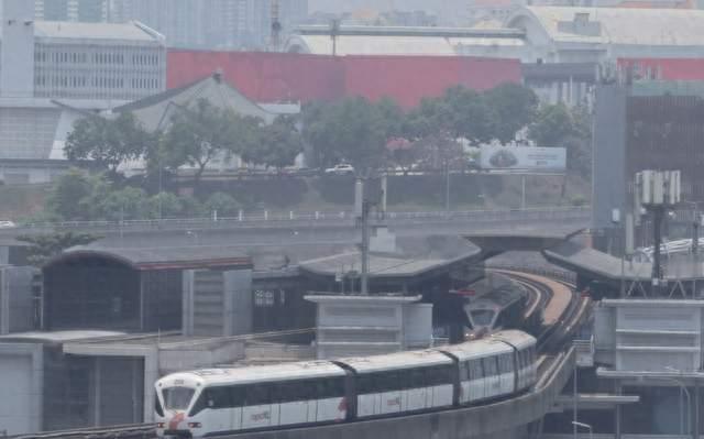 吉隆坡一乘客不适跌落LRT轨道 已获救送医线路轻微延误