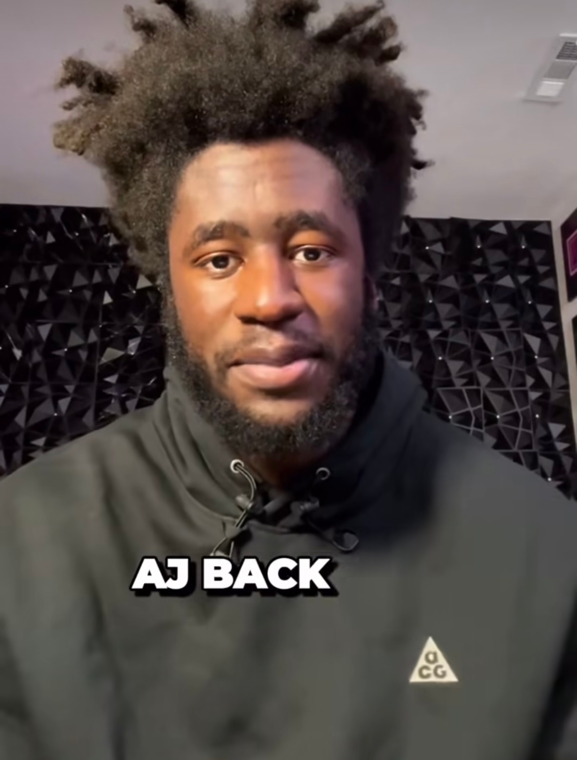 AJ Griffin 在短短一年内样貌发生了巨变，看起来也胖了不少，和运动员身份
