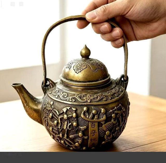 昨天我老爸下乡去收旧货，花2800收了一个茶壶，原先那个老奶奶舍不得卖说留着给孩