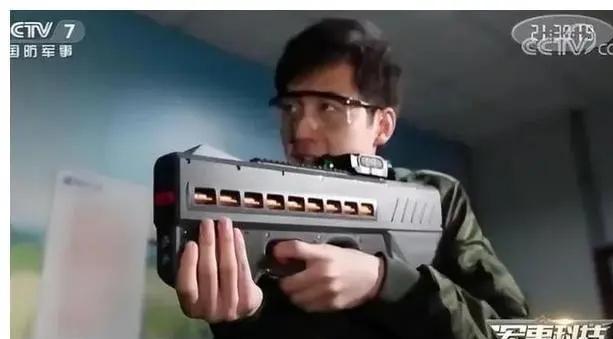 中国最新一代电磁枪是轻武器领域的革命性突破，凭借原理创新与性能升级，实现了对传统