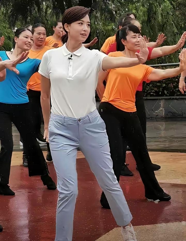 她曾任央视综艺频道女主持人，比李思思漂亮，比管彤有气质、有才华，是综艺频道最优秀